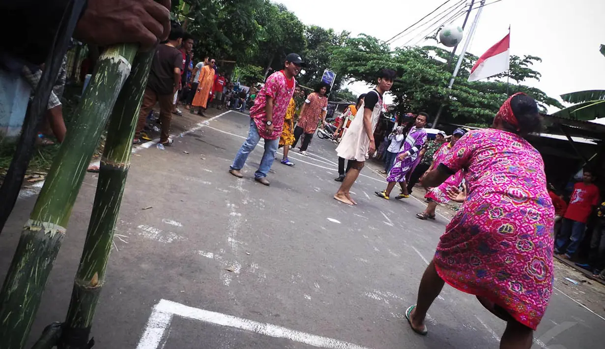 Pertandingan sepak bola ini mendapat perhatian warga, bukan saja anak-anak melainkan juga kaum ibu, Jakarta, Minggu (17/8/14). (Liputan6.com/Faizal Fanani)