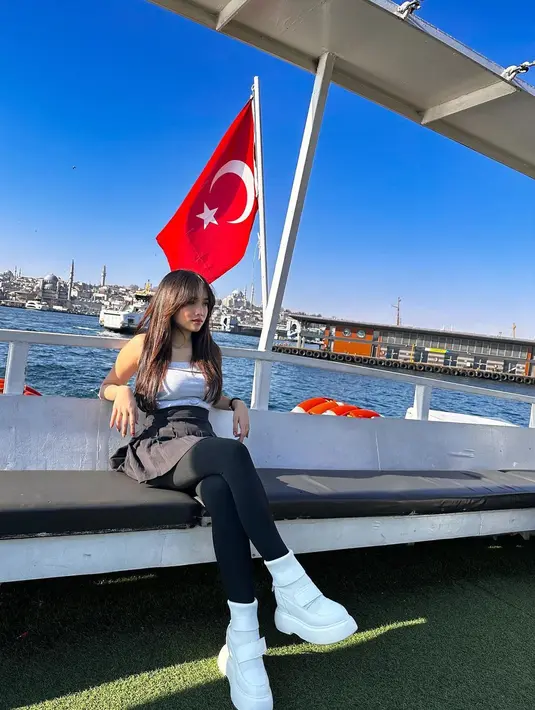 Fuji tampil berani dengan cropped putih tanpa tali, pleated skirt abu-abu, legging hitam, dan sneakers putih. [Foto: Instagram/fuji_an]