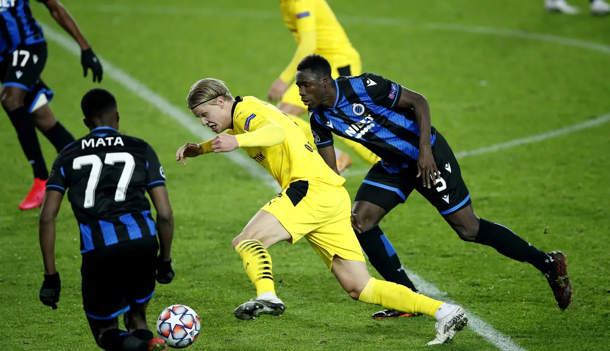 Penyerang Borussia Dortmund, Erling Haaland, berebut bola dengan bek Club Brugge, Clinton Mata, pada laga lanjutan Liga Champions di Jan Breydel Stadion, Kamis (5/11/2020) dini hari WIB. Borussia Dortmund menang 3-0 atas Club Brugge. (AP Photo/ Francisco Seco)