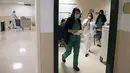 Elisabetta Teti meninggalkan ruang pertemuan di bagian penyakit infeksi RS Poliklinik Tor Vergata, di Roma pada 7 November 2020. Pada hari Sabtu Teti menangani dua unit perawatan sub-intensif Covid dengan 28 pasien, 18 di antaranya menggunakan alat bantu pernapasan. (AP Photo/Alessandra Tarantino)