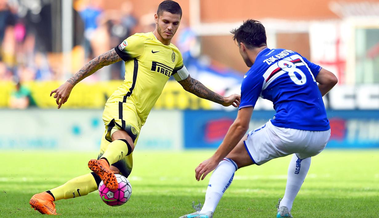 Pemain Sampdoria Ervin Zukanovic (kanan) berebut bola dengan Inter Mauro Icardi (kiri) dalam lanjutan Liga Italia Serie A di Stadion Luigi Ferraris, Genoa, Minggu (014/10/2015) Sampdoria dan Inter imbang 1-1. (EPA/Simone Arveda)