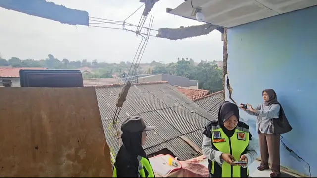 Tembok rumah warga Depok ambruk gara-gara longsor