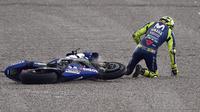 Momen saat pembalap Movistar Yamaha, Valentino Rossi terjatuh pada FP3 MotoGP Valencia. (JOSE JORDAN / AFP)