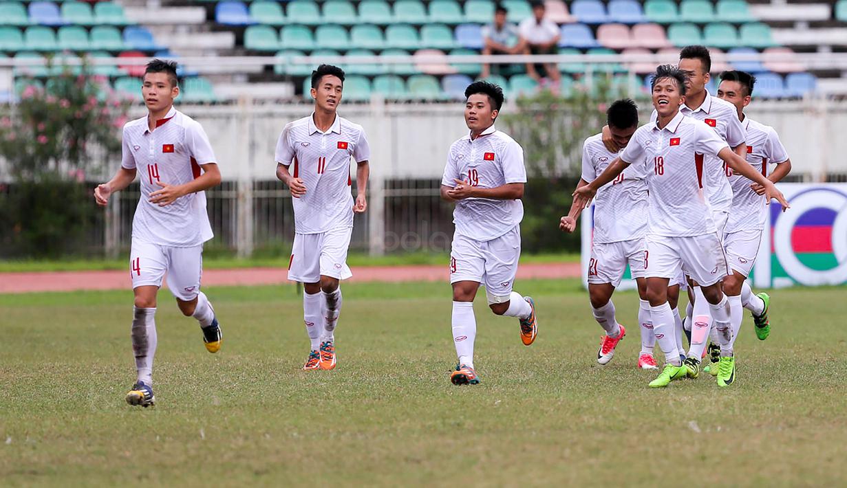 Para pemain Vietnam merayakan kemenangan atas Timnas Indonesia U-19 pada laga AFF U-18 di Stadion Thuwunna, Yangon, Senin (11/9/2017). Indonesia kalah 0-3 dari Vietnam. (Liputan6.com/Yoppy Renato)