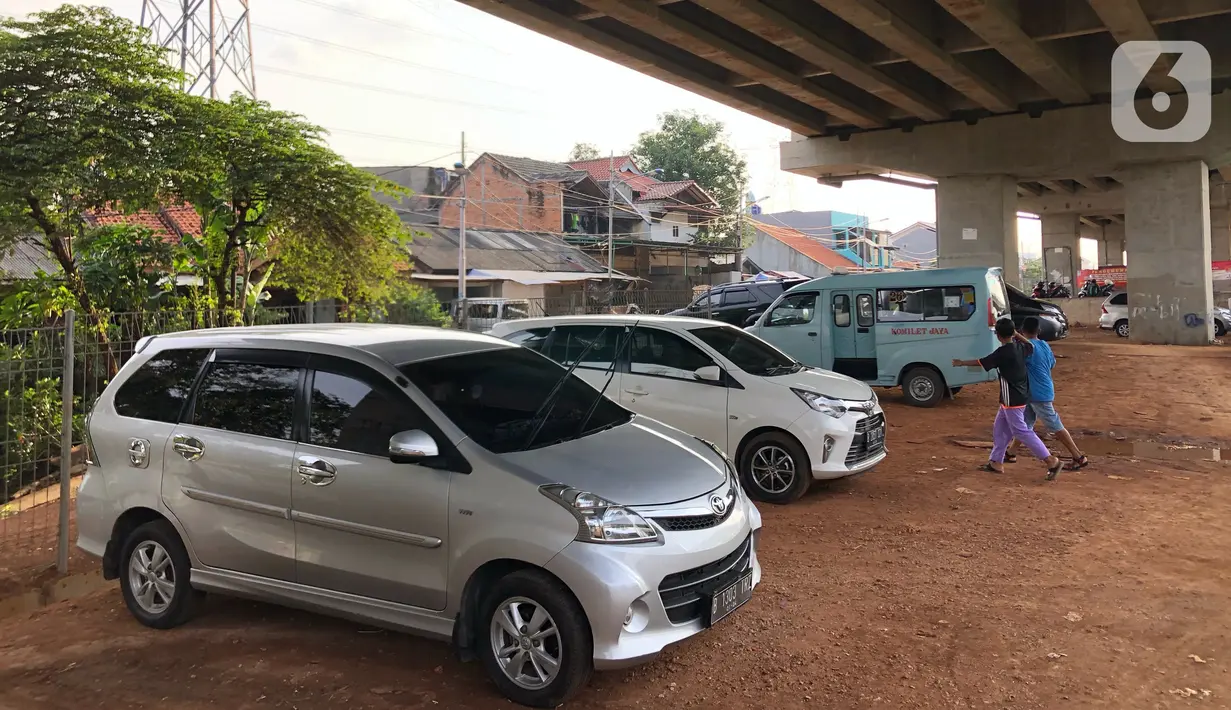 Kendaraan parkir di kolong jalan tol Becakayu di kawasan Cipinang Muara, Jakarta Timur, Jumat (13/3/2020). Minimnya lahan parkir membuat sebagian pemilik kendaraan tetap memarkirkan kendaraannya di kolong tol tersebut, meskipun telah terpampang larangan parkir. (Liputan6.com/Immanuel Antonius)