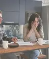 Kontrol terhadap penghasilan, rekening, pekerjaan, hingga pengeluaran pasangan dapat menjadi tanda financial abuse yang perlu dikenali sejak dini. (Foto/Dok: Pexels)