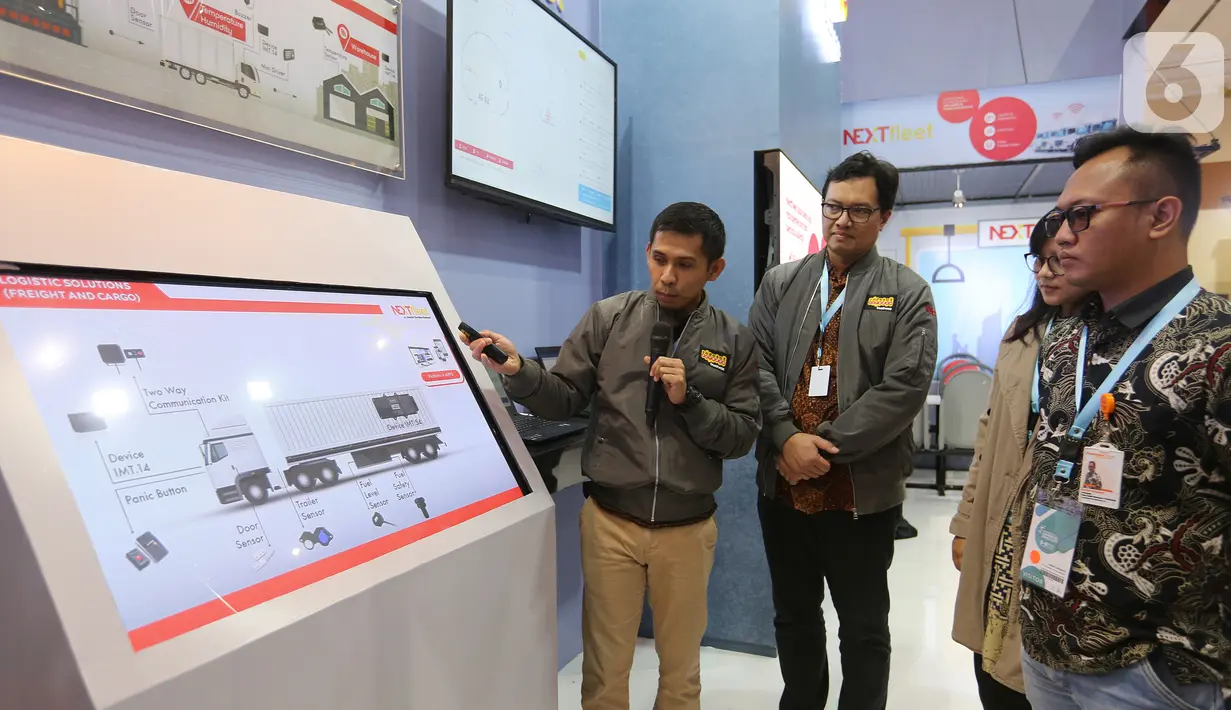 Chief Business Officer Indosat Ooredoo Bayu Hanantasena (tengah), VP-Head ICT Value Proposition Supriyadi (kiri) berbincang dengan pengguna layanan NEXTfleet Indosat di GIICOMVEC Jakarta, Kamis (5/2/2020). NEXTfleet didesain dengan mengusung teknologi telematics terkini. (Liputan6.com/Fery Pradolo)