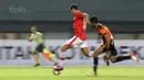 Pemain Persija Jakarta, Bruno Lopes (kiri) melewati adangan pemain Perseru Serui pada laga Liga 1 2017 di Stadion Patriot, Bekasi, Selasa (13/6/2017). Persija menang 3-0. (Bola.com/Nicklas Hanoatubun)