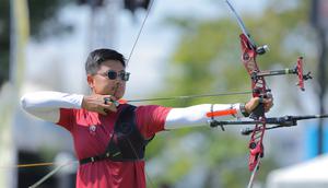 Bertanding di final nomor panahan recurve beregu putra, Indonesia mengalahkan Vietnam 6-0. Tampak dalam foto, tim panahan Indonesia, Riau Ega Agata Salsabilla saat bertanding pada final nomor recurve beregu putra SEA Games 2025 di Football Field 1, Bangkok, Thailand, Rabu (17/12/2025). (Bola.com/Bagaskara Lazuardi)