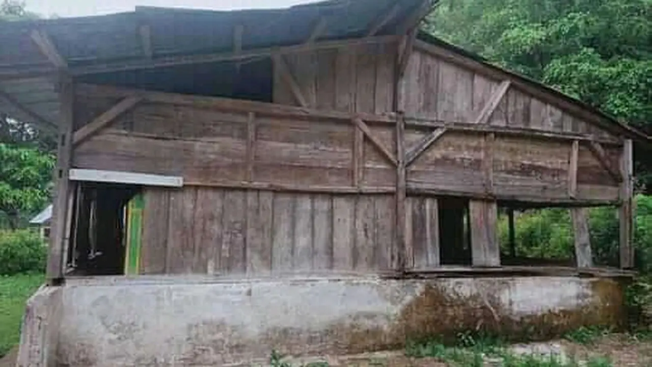 Tampak depan bangunan SDK Lait/Sile di Desa Gunung Baru, Kecamatan Kota Komba Utara, Kabupaten Manggarai Timur (Matim), NTT berdidnding papan yang sudah rusak. (Foto Istimewah)