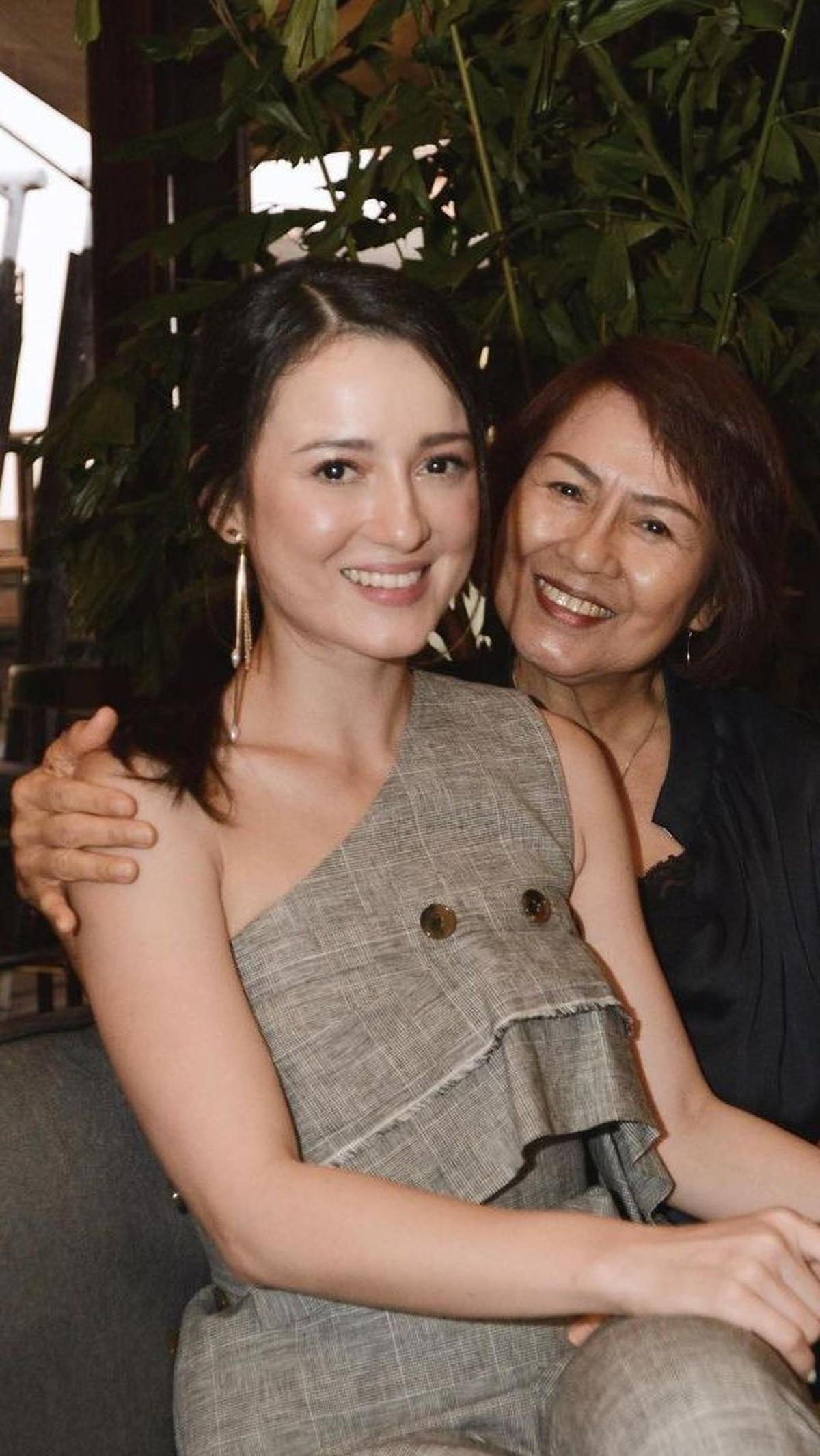 Potret Julie Estelle bersama Sang Ibunda, Hilda Limbara.