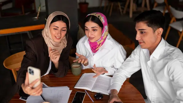 ilustrasi suasana hangat bukber bersama teman