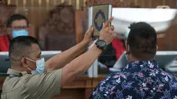 Saksi mengambil sumpah dalam sidang lanjutan kasus pembunuhan Brigadir N Yosua Hutabarat atau Brigadir J dengan terdakwa Ferdy Sambo dan Putri Candrawathi di Pengadilan Negeri Jakarta Selatan, Selasa (1/11/2022). Agenda sidang kasus pembunuhan Brigadir J hari ini adalah pemeriksaan saksi dari pihak keluarga Brigadir J. (Liputan6.com/Faizal Fanani)