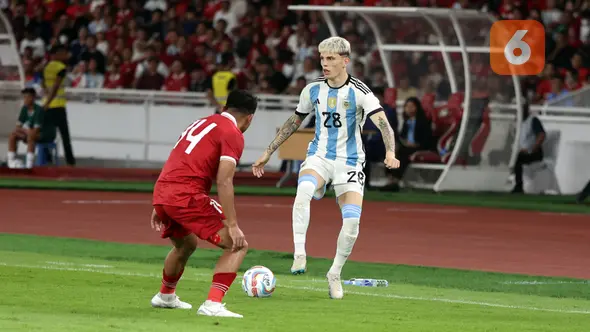 <p>Pemain Timnas Argentina, Alejandro Garnacho (kanan), berusaha melewati hadangan pemain Timnas Indonesia, Asnawai Mangkualam dalam pertandingan FIFA Matchday 2023 yang berlangsung di Stadion Utama Gelora Bung Karno, Jakarta, Senin (19/6/2023). (Bola.com/Abdul Aziz)</p>