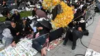Warga mengenakan pakaian hitam menunggu pemakaman mendiang Raja Thailand Bhumibol Adulyadej di Bangkok (25/10). Prosesi kremasi penguasa monarki terlama Thailand itu baru akan dilakukan pada hari Kamis (26/10/2017). (AFP Photo/Roberto Schmidt)