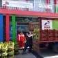 Pekerja memasukan tabung Elpiji 3 kg ke dalam truk di Depot LPG Tanjung Priok, Jakarta, Senin (21/5). Produk Elpiji di wilayah MOR III meliputi yang provinsi DKI Jakarta, Jawa Barat dan Banten mengalami kenaikan permintaan. (Liputan6.com/Angga Yuniar)