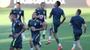 Para pemain Brasil melakukan pemanasan selama sesi latihan di Belo Horizonte, Brasil (1/7/2019). Argentina dan Brasil akan bertanding pada semifinal Copa America 2019. (AP Photo/Natacha Pisarenko)