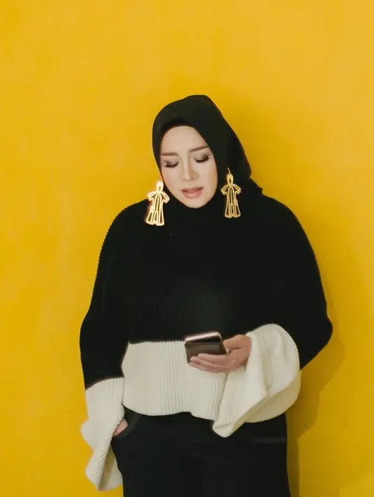 "Ya, pertama itu tadi, kenapa maju-mundur, hijab jangan hijab jangan, karena pikirannya kalo nanti berhijab gimana ya. Secara job-nya itu banyak di kalo Potret kan di klub-klub, yang jam 1 baru naik panggung," tuturnya.  (Instagram/Melly_Goeslaw)