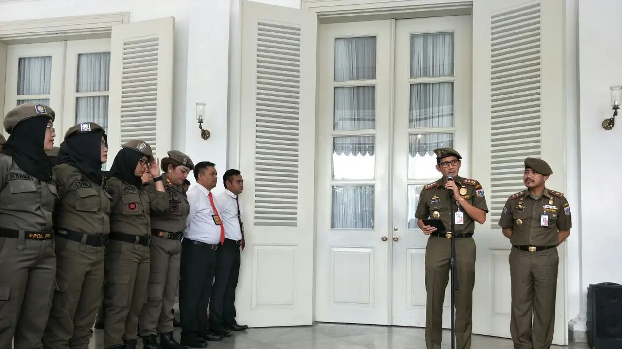 Wakil Gubernur DKi Sandiaga Uno melepas Satpol PP Perempuan untuk resmikan penutupan Disktotek