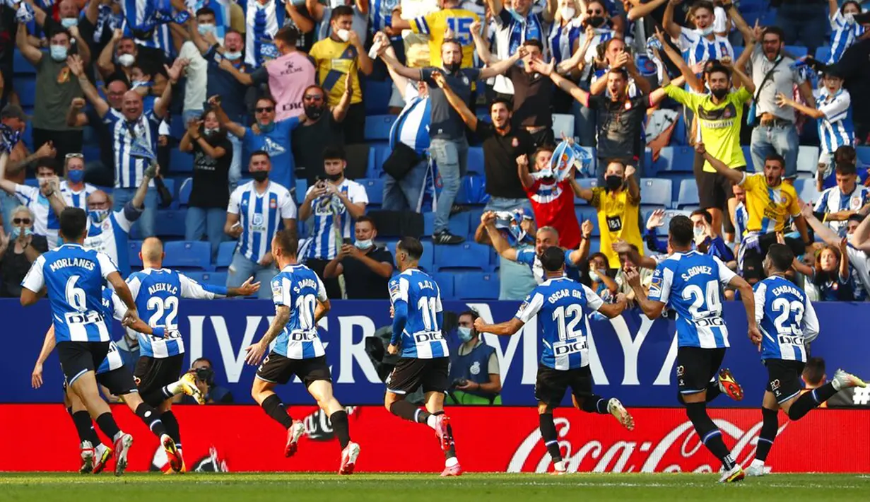 Pemain RCD Espanyol Aleix Vidal (kedua kiri) melakukan selebrasi usai mencetak gol ke gawang Real Madrid pada pertandingan La Liga Spanyol di Stadion Cornella-El Prat, Barcelona, Spanyol, Minggu (3/10/2021). Real Madrid kalah 1-2. (AP Photo/Joan Monfort)