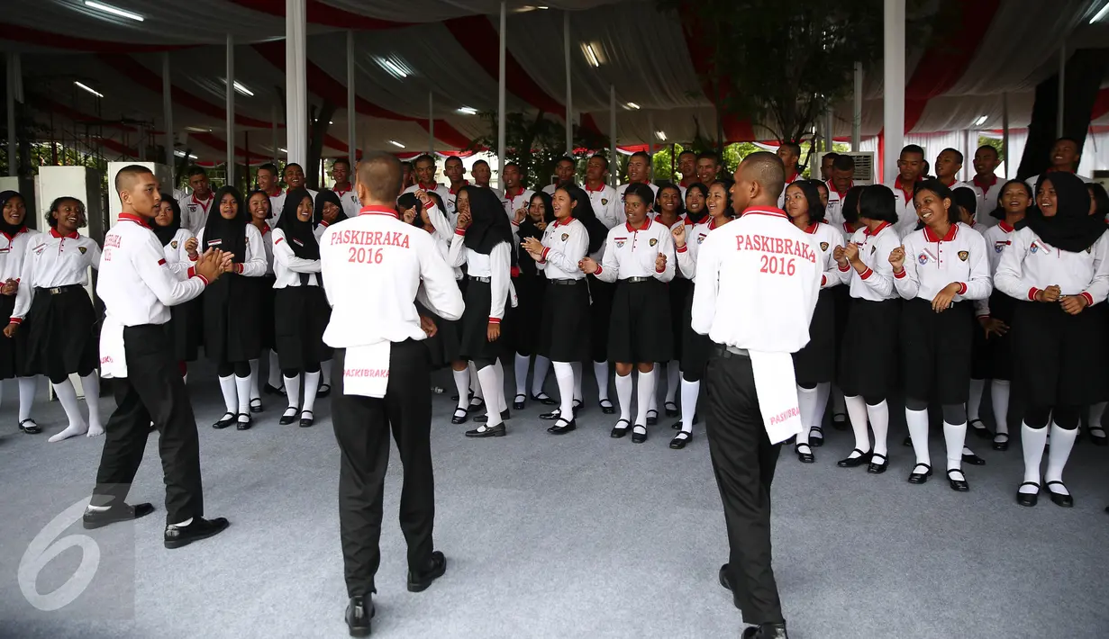 Anggota paskibraka 2016 melakukan yelyel sebelum memulai latihan gladi kotor di Istana Merdeka, Jakarta, Sabtu (13/8). Para anggota Paskibraka 2016 ini adalah murid SMA yang rata-rata berumur 16-17 tahun. (Liputan6.com/Faizal Fanani)