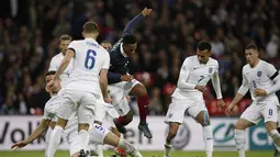 Pemain Prancis Anthony Martial (tengah) dihadang para pemain Inggris pada laga Persahabatan di Stadion Wembley, London, Rabu(18/11/2015) dini hari WIB. (AFP Photo/Adrian Dennis)