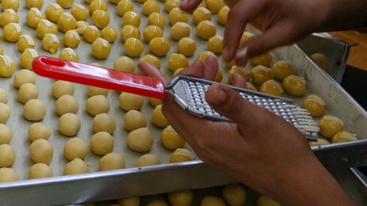Mereka mencari kesibukan untuk memanfaatkan waktu luangnya dengan menjadi pekerja pembuat kue kering di industri rumahan Risa Resa Cookies. Foto: merdeka.com / Arie Basuki