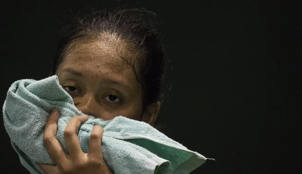 Pebulutangkis tunggal putri masa depan Indonesia, Desandha Vegarani, tampak lelah usai berlatih keras bersama tim pelatnas PBSI. (Bola.com/Vitalis Yogi Trisna) 