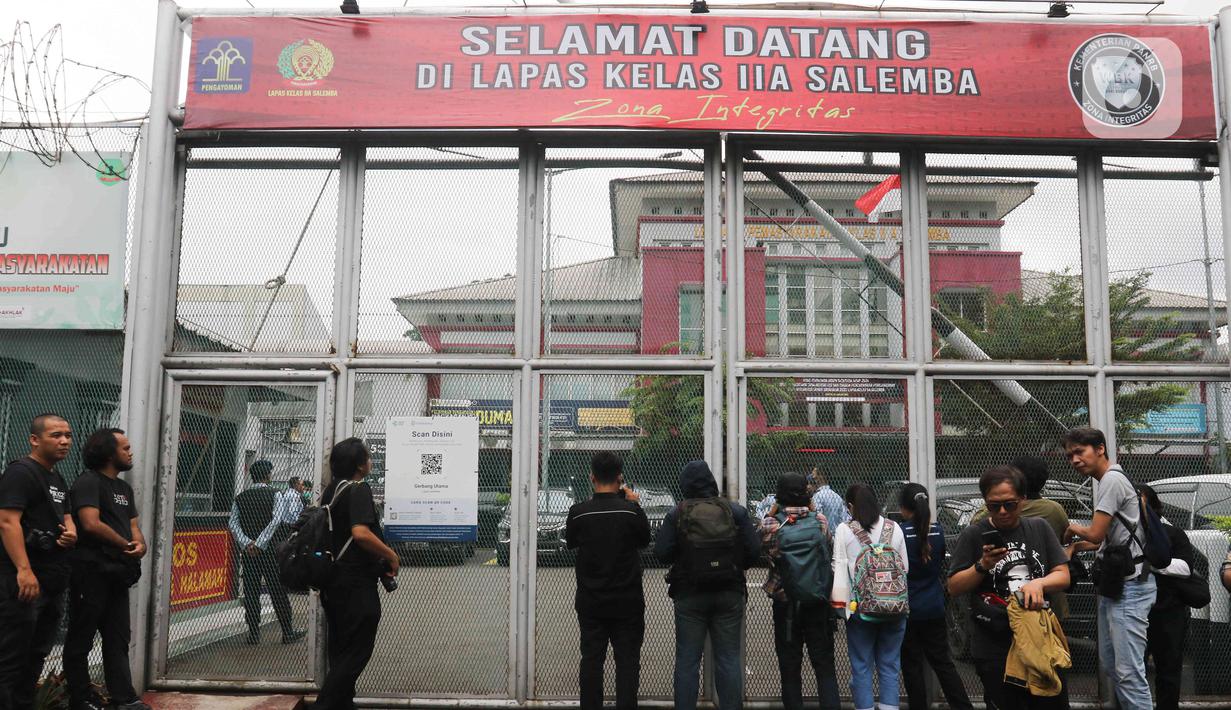 Suasana Lembaga Pemasyarakatan (Lapas) Kelas II A Salemba jelang pemindahan terpidana kasus pembunuhan berencana terhadap Nofriyansyah Yosua Hutabarat, Bharada Richard Eliezer Pudihang Lumiu, Jakarta, Senin (27/2/2023). Richard Eliezer resmi dipindahkan dari Rutan Bareskrim Mabes Polri menuju Lembaga Pemasyarakatan (Lapas) Salemba Jakarta Pusat, Senin siang. (Liputan6.com/Herman Zakharia)