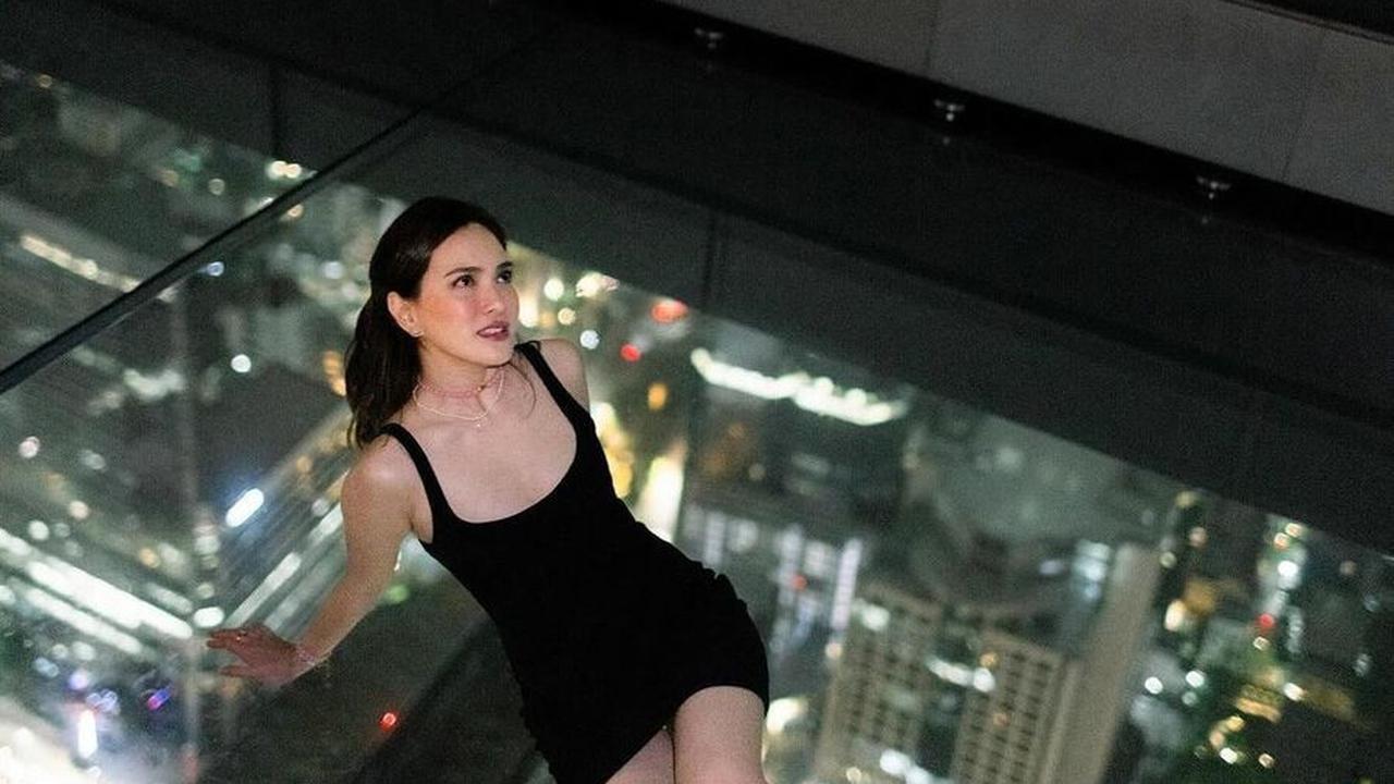 Potret 'Hot Mom' Shandy Aulia Hangout Bareng Bestie di Bangkok, Tampil Pakai Dress Ketat Hitam Kece Berkelas