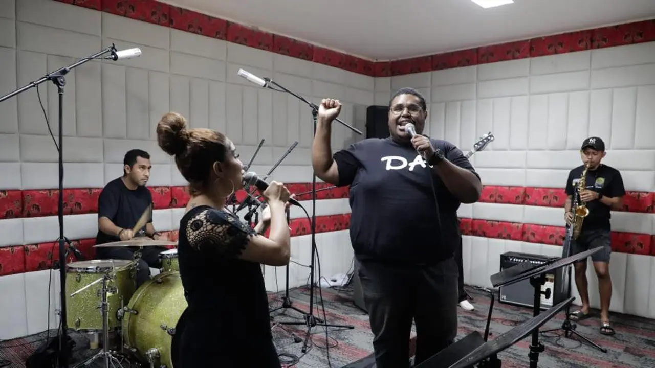 Papua Youth Creative Hub (PYCH) mencoba merangkul berbagai minat dan bakat dari anak-anak muda Papua. Termasuk di bidang musik. Hal ini menjadi alasan dibangunnya studio rekaman musik di PYCH (Istimewa)