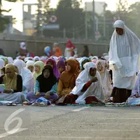 Umat Muslim di kawasan Jatinegara dan sekitarnya melaksanakan sholat Idul Adha 1436 H, Jakarta, Kamis (24/9/2015). Ruas Jalan Jatinegara Barat disulap menjadi tempat pelaksanaan salat. (Liputan6.com/Yoppy Renato)