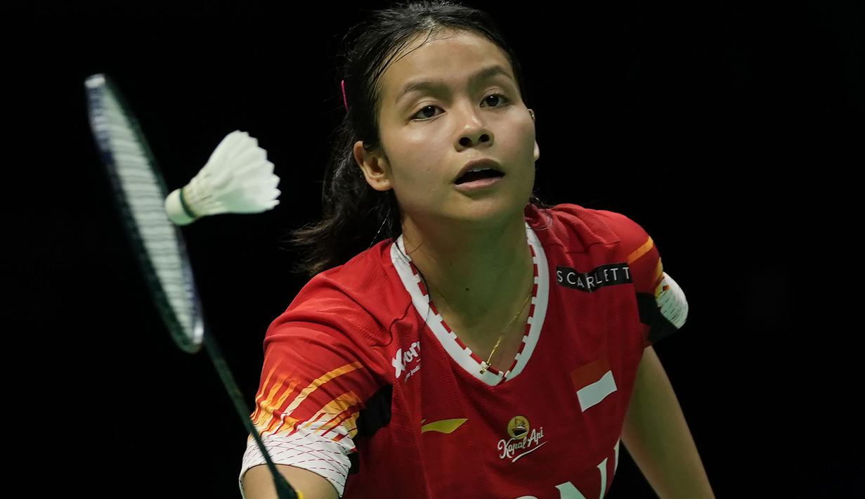 Tunggal putri Indonesia, Komang Ayu Cahya Dewi berusaha mengembalikan bola saat menghadapi wakil Korea Selatan, Kim Min-sun pada partai kelima semifinal Piala Uber 2024 antara Indonesia menghadapi Korea Selatan di Hi-Tech Zone Sports Centre Gymnasium, Chengdu, China, Sabtu (4/5/2024). (AP Photo/Ng Han Guan)