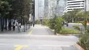 Warga berjalan di pedestrian kawasan Sudirman, Jakarta, Sabtu (11/8). Menjelang Asian Games 2018, pedestrian di kawasan Sudirman sudah dapat dinikmati masyarakat. (Liputan6.com/Herman Zakharia)