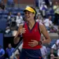 Petenis Inggris Raya, Emma Raducanu tersenyum usai mengalahkan Belinda Bencic dari Swiss pada perempat final kejuaraan tenis AS Terbuka di Arthur Ashe Stadium, New York (8/9/2021). Emma Raducanu merupakan Petenis Cantik asal Inggris yang Dijuluki The Queen of New York. (AP Photo/Elise Amendola)