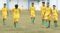 Para Pemain Persija U-17 tampak lesu usai laga melawan Putra Citra Muda (PCM), di Stadion Cendrawasih, Jakarta, Senin, (24/7/2017). Persija Muda gagal lolos fase grup Piala Suratin setelah bermain imbang 1-1 melawan PCM. (Bola.com/M Iqbal Ichsan)
