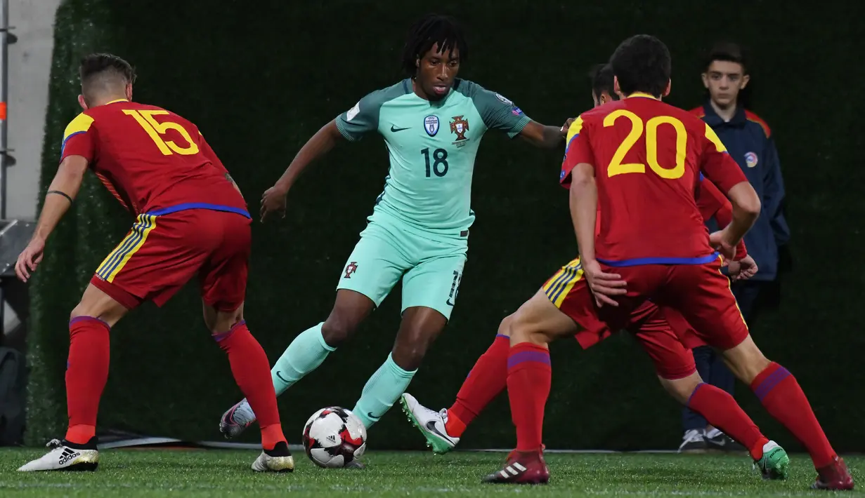 Pemain timnas Portugal, Gelson Martins berebut bola dengan pemain Andorra, pada Kualifikasi Piala Dunia 2018 zona Eropa di Stadion Nasional Andorra, Minggu (8/10). Portugal menang 2-0 lewat gol Cristiano Ronaldo dan Andre Silva. (PASCAL PAVANI/AFP)
