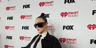 Tampil di Red Carpet iHeartRadio 2026, Agnez Mo kenakan denim on denim dengan deretan fashion statement penunjang. [Foto: Instagram/ Agnez Mo]