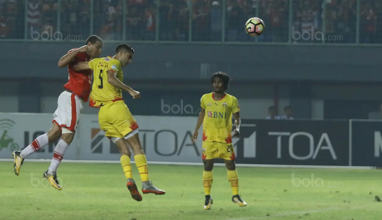 Proses terjadinya gol yang dicetak striker Persija, Bruno Lopes, ke gawang Bhayangkara FC pada laga Liga 1 di Stadion Patriot, Bekasi, Sabtu (29/7/2017). Persija menang 1-0 atas Bhayangkara FC. (Bola.com/M Iqbal Ichsan)