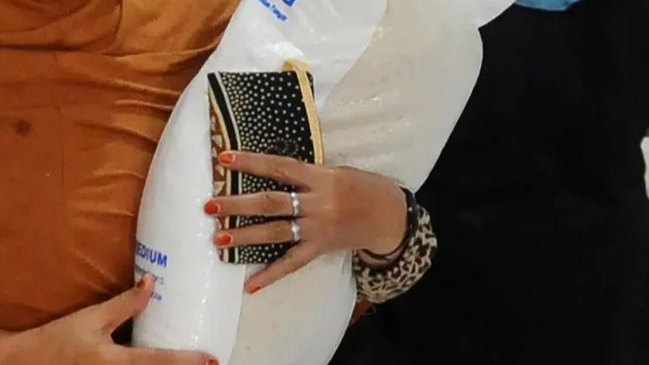 Tekan Lonjakan Harga, Bulog Jateng Distribusikan 10 Kg Beras ke 2,3 Juta Keluarga