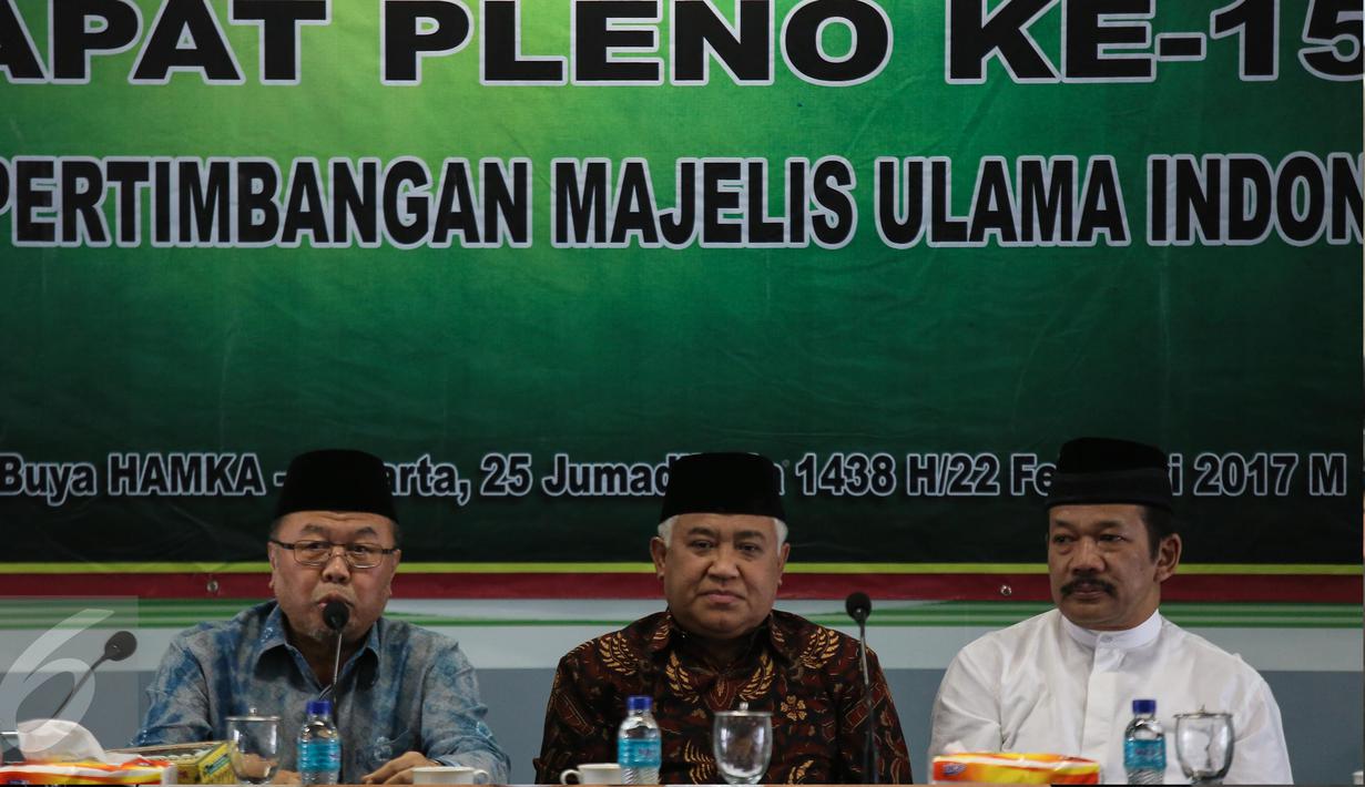 Wakil Ketua Dewan Pertimbangan MUI Didin Hafidhuddin (kiri) saat rapat pleno dewan pertimbangan MUI di Gedung MUI, Jakarta, Rabu (22/2). MUI gelar rapat pleno sikapi penanganan aksi 4 November (Liputan6.com/Faizal Fanani)