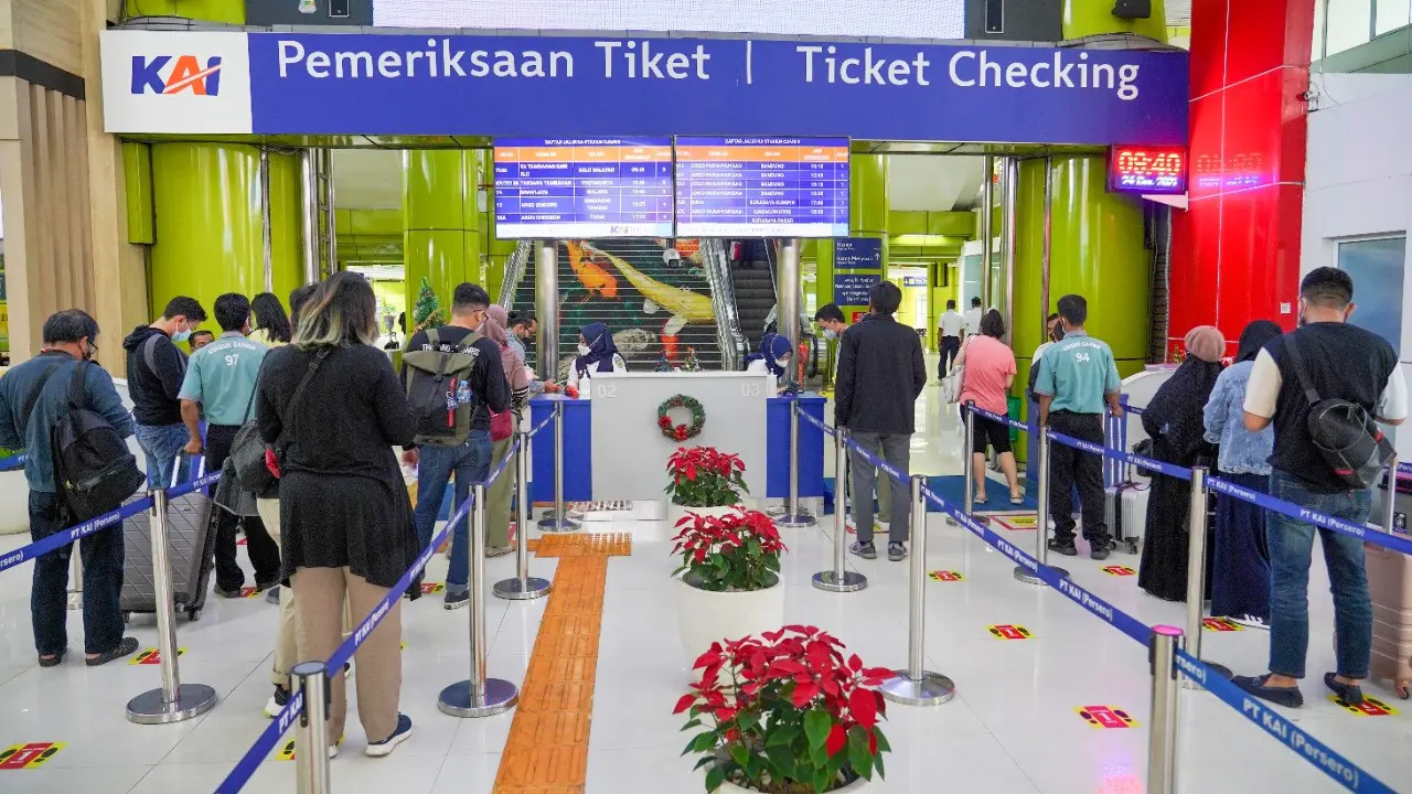 PT Kereta Api Indonesia (persero) atau PT KAI kembali melakukan penyesuaian syarat perjalanan penumpang kereta, baik untuk kerata api (KA) jarak jauh maupun KA lokal. (Dok. KAI)