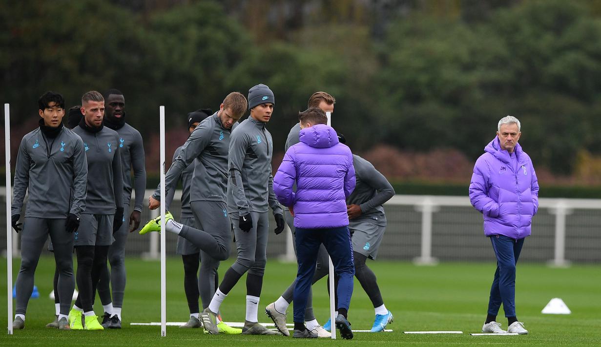 Pelatih, Tottenham, Jose Mourinho, saat memimpin latihan tim asuhannya jelang melawan Olympiakos pada laga grup B Liga Champions di London pada 25/11/2019 lalu. (AFP/ Daniel Leal-Olivas)