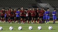 Para pemain Timnas Indonesia menjalani latihan di Stadion Madya, Senayan, Jakarta, Jumat (14/2/2020). (Bola.com/Yoppy Renato)