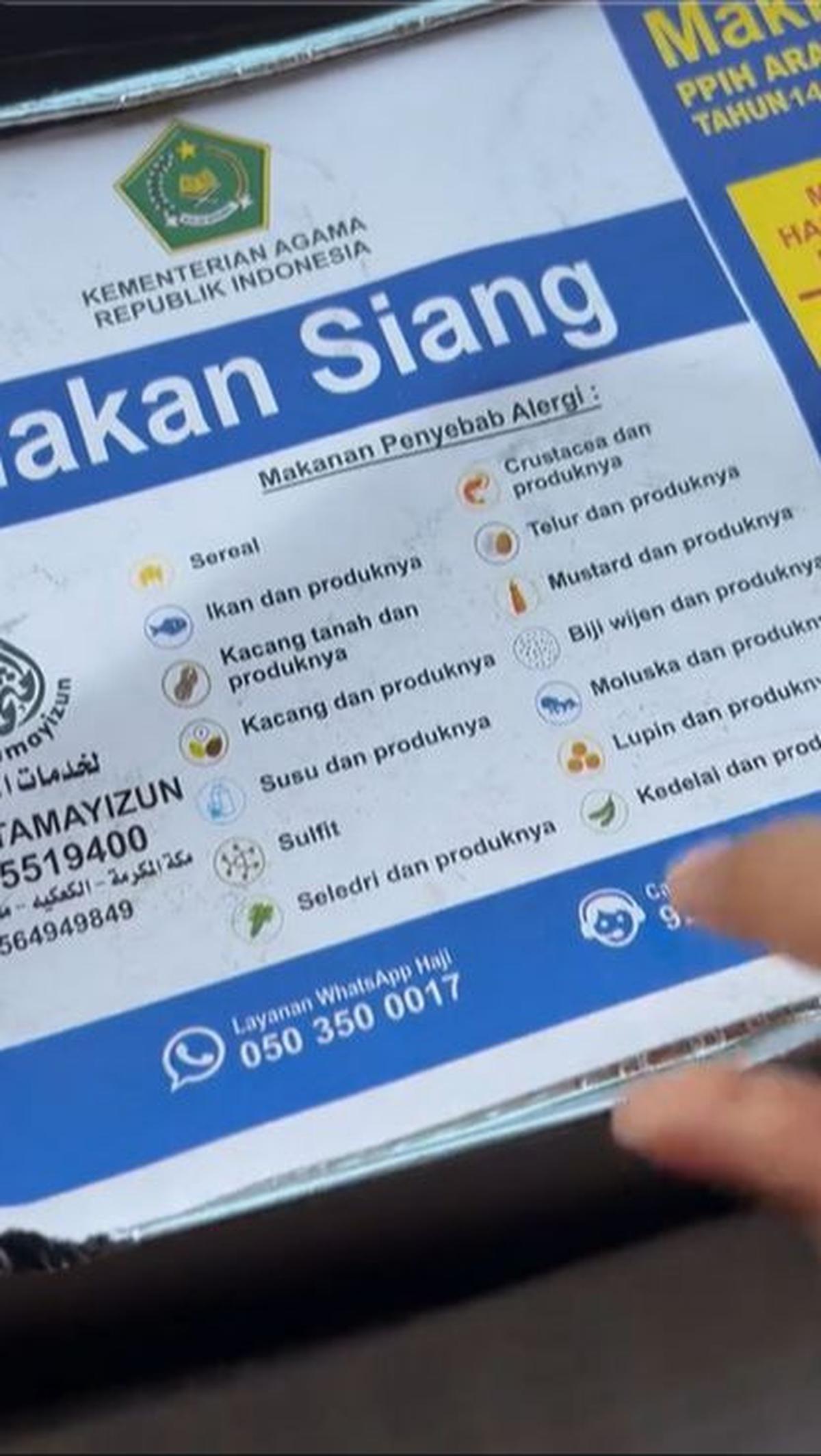 Beginilah penampakan salah satu makanan para jemaah haji tahun 2024. Bagian penutupnya tertulis keterangan makan pagi, siang, atau malam lengkap dengan jam makanan yang baik untuk dikonsumsi.