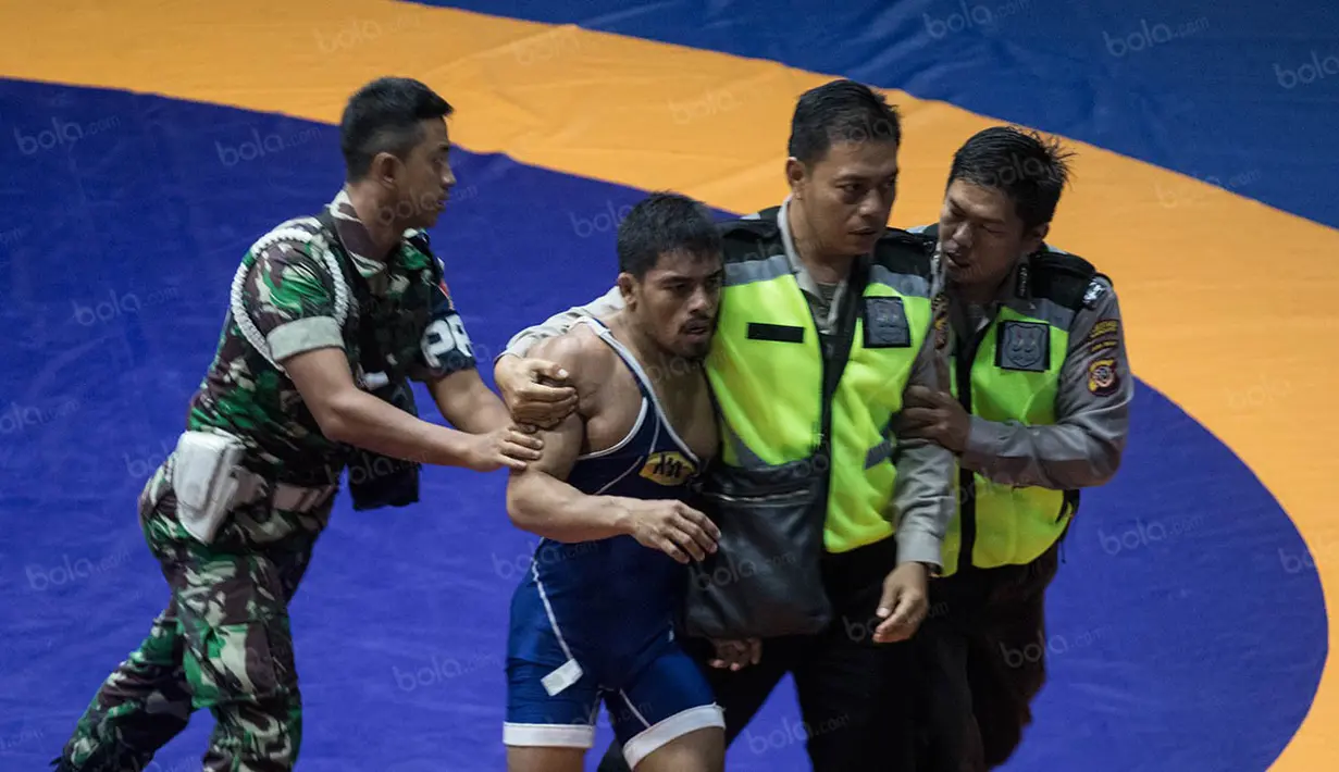 Kericuhan di arena gulat pda PON XIX sudah terjadi berulang kali. (Bola.com/Vitalis Yogi Trisna)