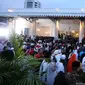 Warga memadati depan gedung Balai Kota Jakarta, Senin (16/10). Ribuan warga menyambut kedatangan Anies Baswedan dan Sandiaga Uno pasca dilantik sebagai Gubernur dan Wakil Gubernur. (Liputan6.com/Helmi Fithriansyah)
