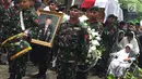 Prajurit TNI mengiringi membawa jenazah Sukamdani Sahid Gitosardjonodari saat upacara di rumah duka, Menteng, Jakarta, Kamis (21/12). Sukamdani yang merupakan pendiri Sahid Group. (Liputan6.com/Immanuel Antonius)