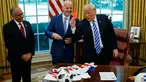 Presiden AS, Donald Trump memegang kartu merah yang diberikan presiden FIFA, Gianni Infantino (tengah) selama pertemuan di Oval Office Gedung Putih, Selasa (28/8). Presiden FIFA bertemu Trump untuk membahas kesiapan Piala Dunia 2026. (AP/Evan Vucci)