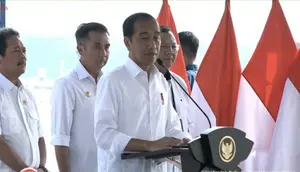 Presiden Joko Widodo (Jokowi) saat meninjau tambak ikan budidaya di wilayah Karawang, Jawa Barat. (Dok. Tangkapan Layar YouTube Sekretariat Presiden)
